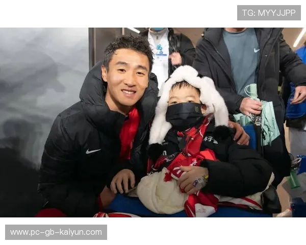 【暖心时刻】赛后颁奖!他用真情征服球迷,荣获“最受欢迎球员”称号 【暖心时刻】赛后颁奖!他用真情征服球迷,荣获“最受欢迎球员”称号