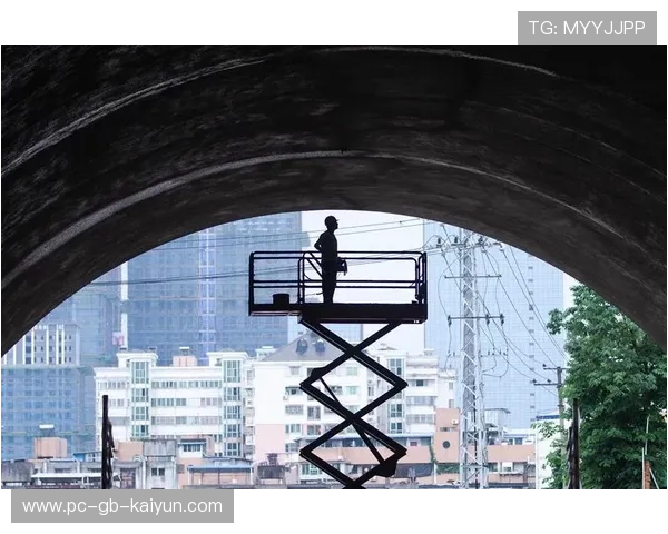 曼彻斯特城外线推进击穿禁区外层 曼彻斯特城外线推进击穿禁区外层