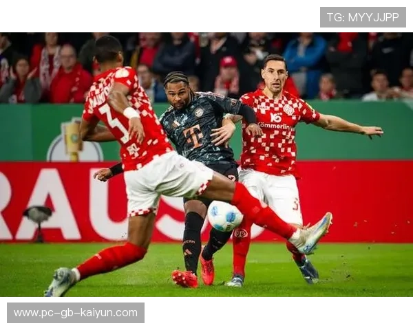 拜仁边路联动灵活，格纳布里前点补射成功