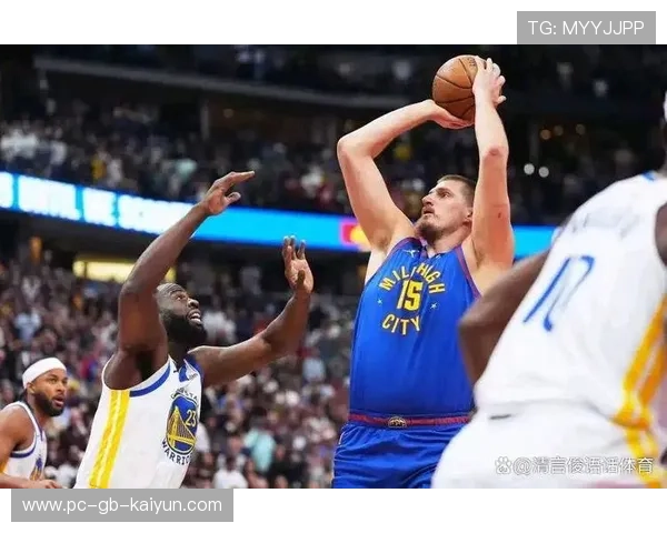 约基奇跑位吸引包夹再分球，掘金打出团队篮球