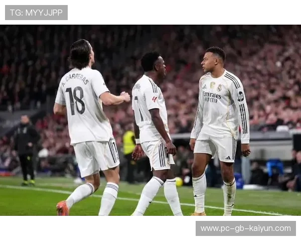 皇马左路斜传直指门前，前锋补射改变比分：一场激情四溢的进攻展现