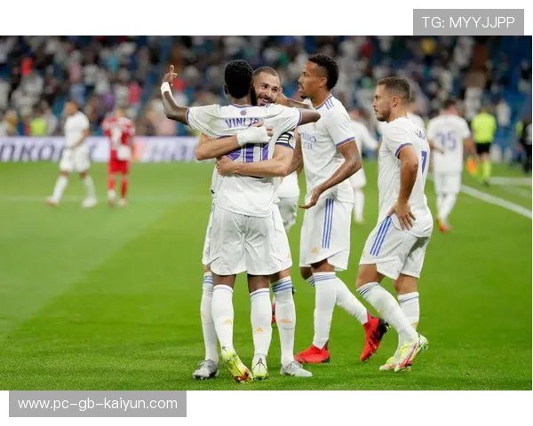 维尼修斯灵巧突破后分球，皇马连环制造机会